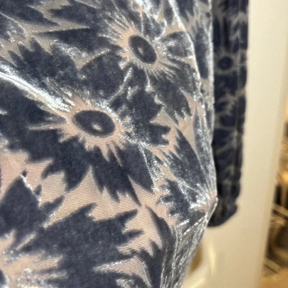 NWT PAIGE Selmah Floral Burnout Long-Sleeve Blouse size small in iced slate - Picture 4 of 12